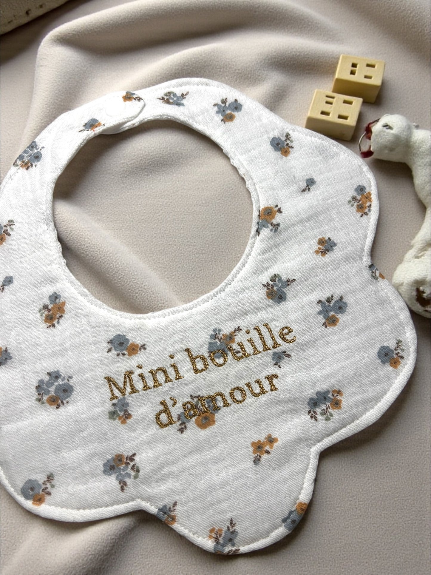 Bavoir forme fleur brodé